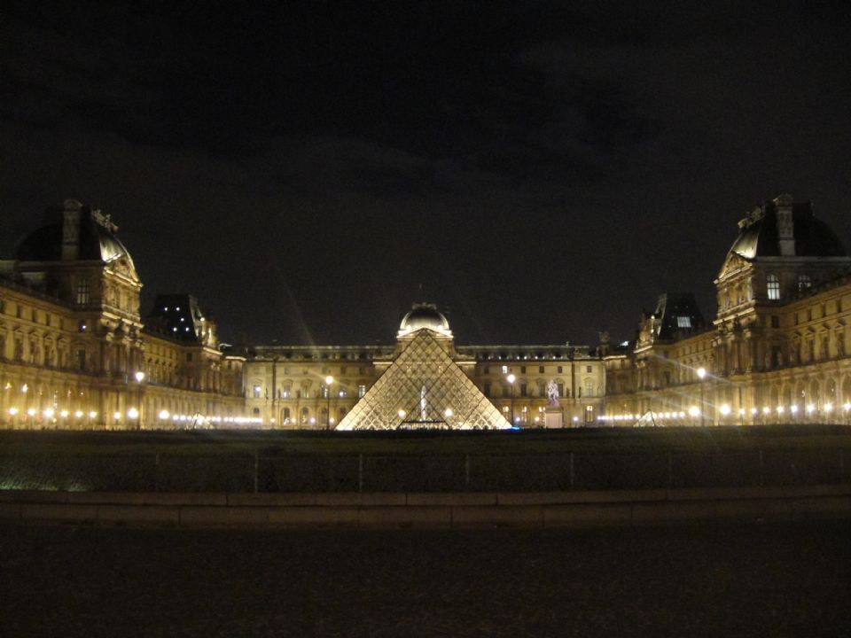寧靜的羅浮宮夜景