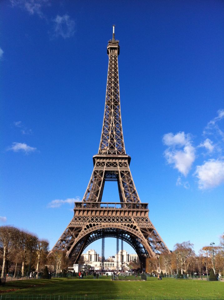 晴空下的艾菲爾鐵塔